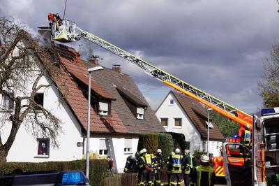 Kirchheim: Grosseinsatz fuer Feuerwehr und Rettungskraefte wegen Dachstuhlbrand in Kirchheim unter Teck
